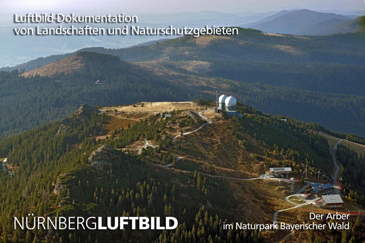 Luftbild des Großen Arbers, höchster Berg des Bayerischen Waldes, mit Gipfelfelsen und Bergseen