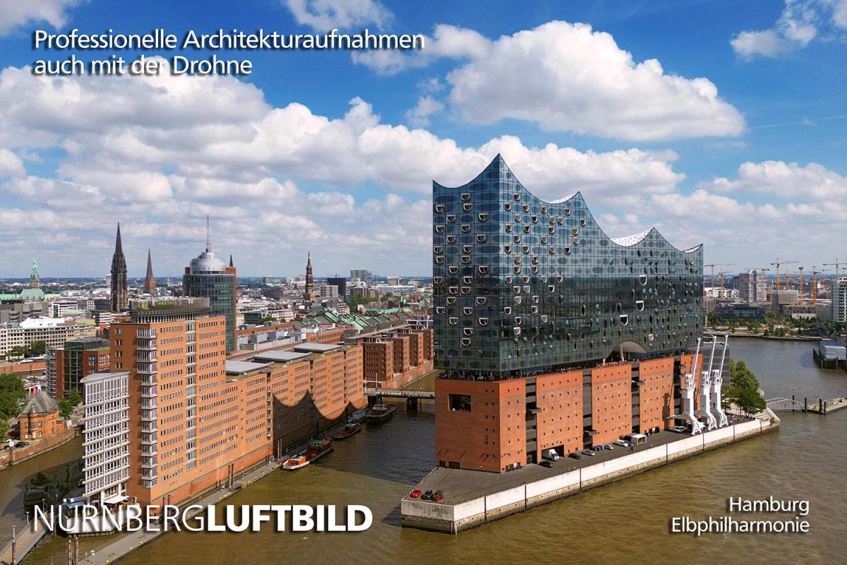 Luftbild der Elbphilharmonie in der HafenCity mit gläserner Krone auf dem historischen Kaispeicher A