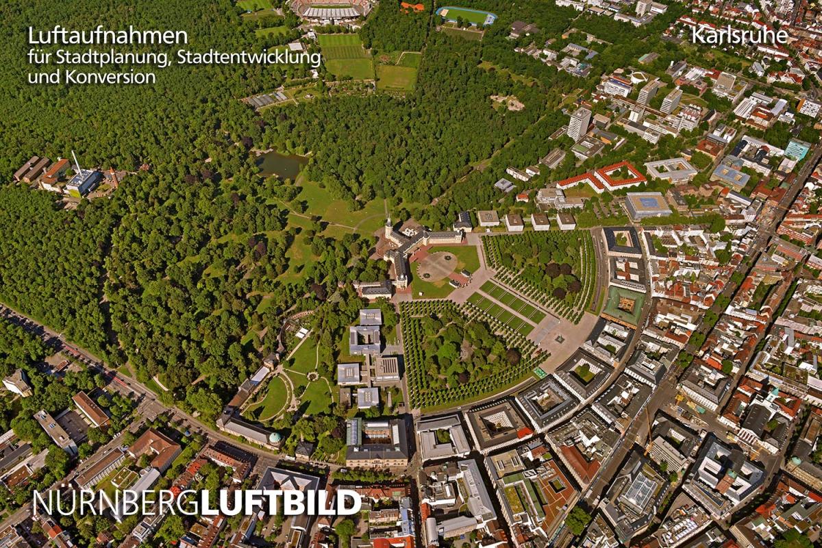 Luftbild der Fächerstadt Karlsruhe mit Schloss im Zentrum der strahlenförmigen Stadtanlage