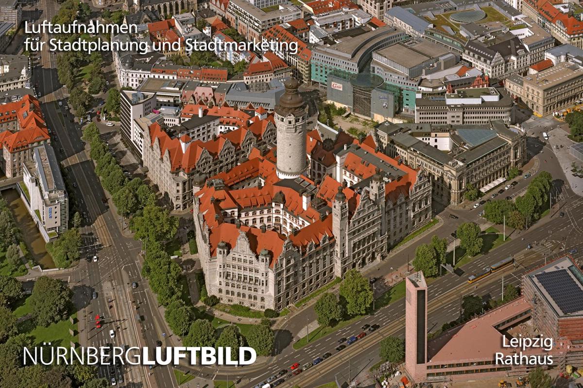 Luftbild des Neuen Rathauses in Leipzig mit rundem Rathausturm auf der ehemaligen Pleißenburg