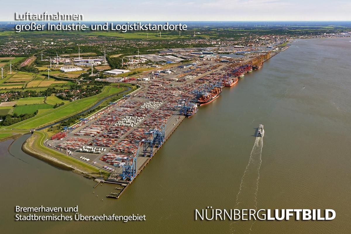 Luftbild des Überseehafens Bremerhaven mit Autoterminal und tausenden abgestellten Fahrzeugen